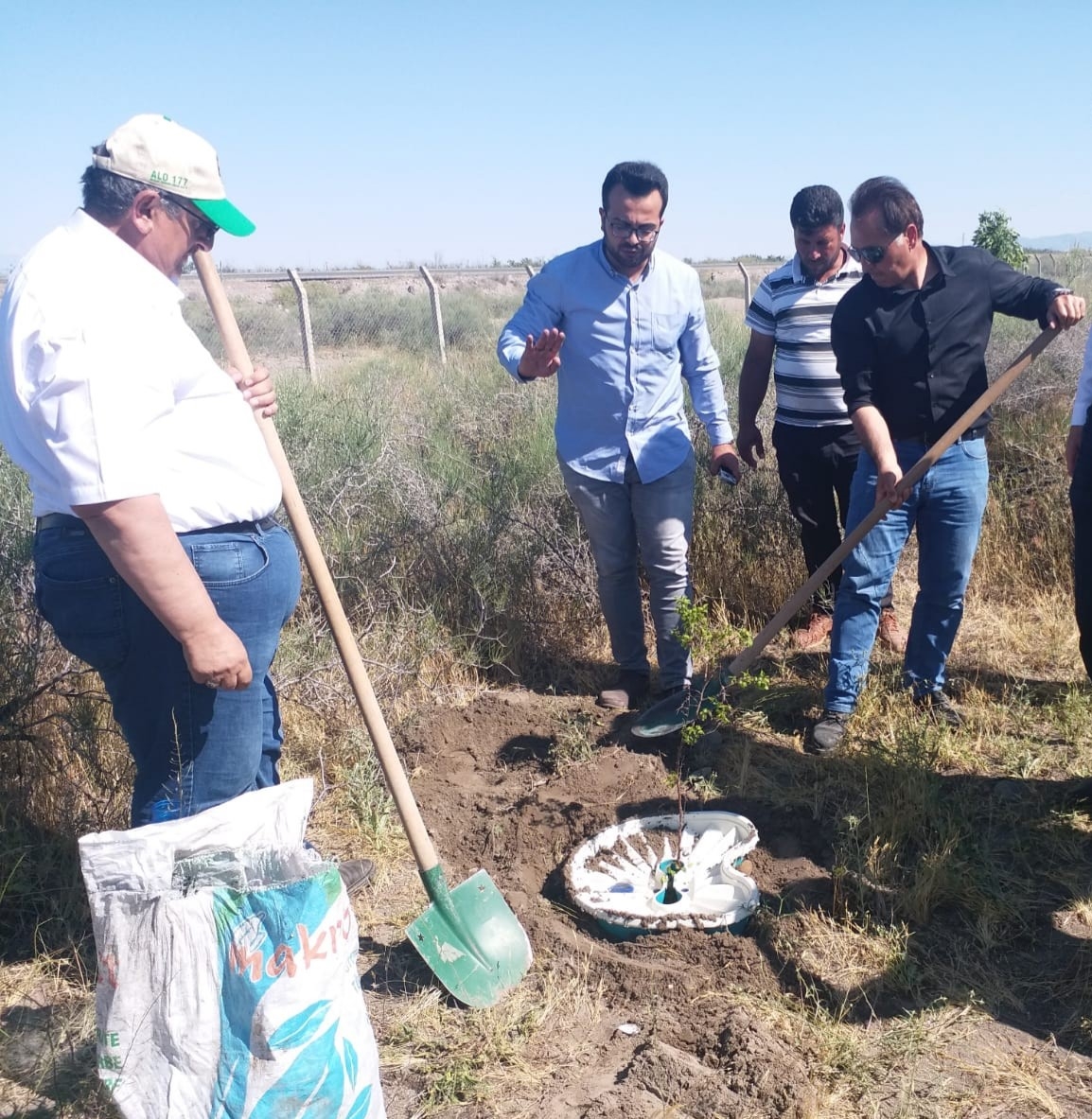 Iğdır Aralık ilçesinde sulamasız ağaç yetiştirme teknolojisi Ekobox ile farklı türlerde denemeler başlatıldı.